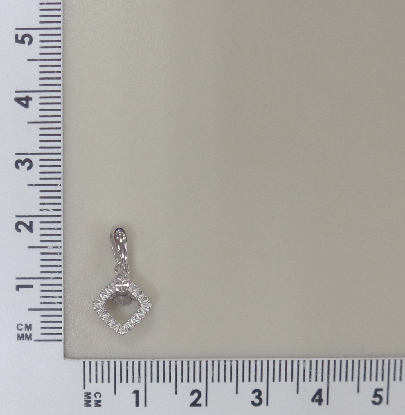 Серебряная подвеска с бриллиантом "Танцующий камень"